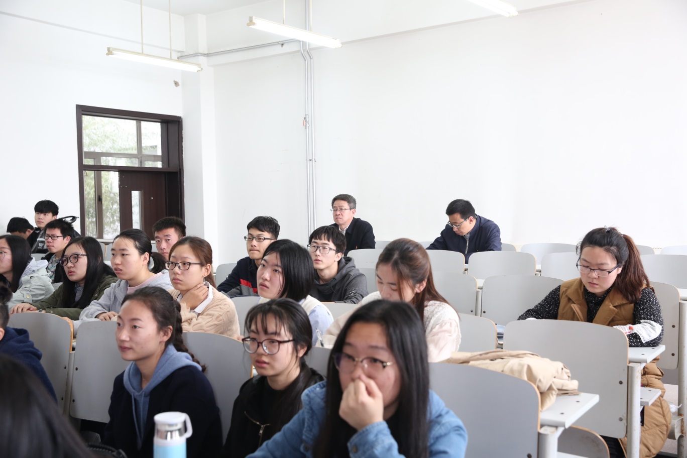 校长姚杰深入课堂一线听课