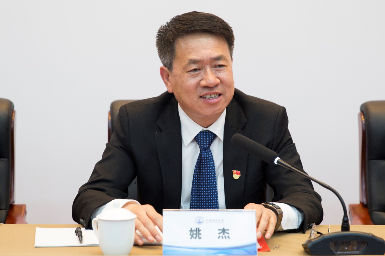 校长姚杰向各位专家和领导的辛勤工作和悉心指导表示诚挚的