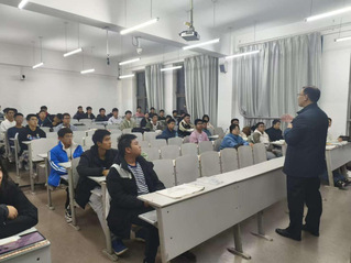 校长助理卢昆深入联系班级召开主...