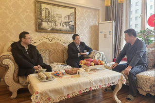 校党委书记衣庆焘、校长杜明春节...